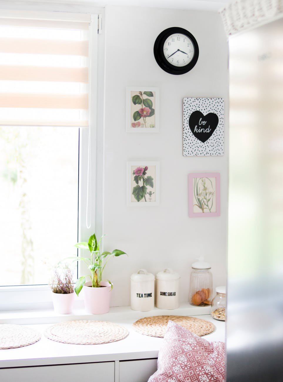 Comment utiliser les scotchs muraux pour accrocher les objets ?