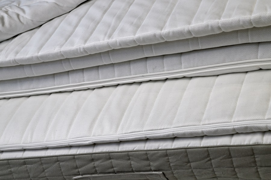 Peut-on empiler plusieurs matelas pour plus de confort ?