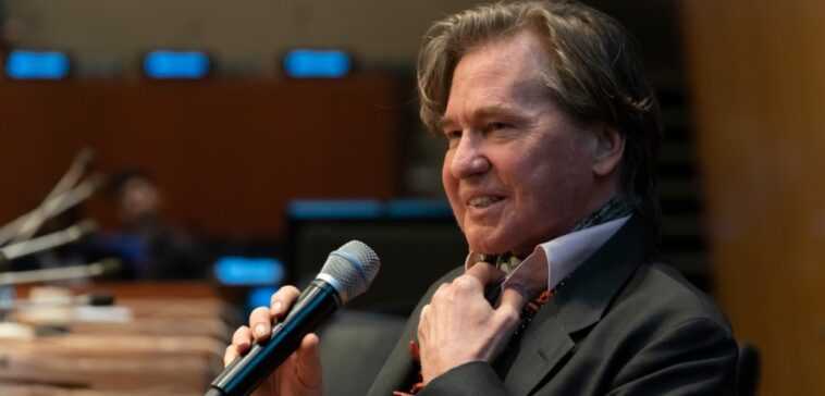 L’intelligence artificielle fait en sorte que l’appareil imite la voix de Val Kilmer