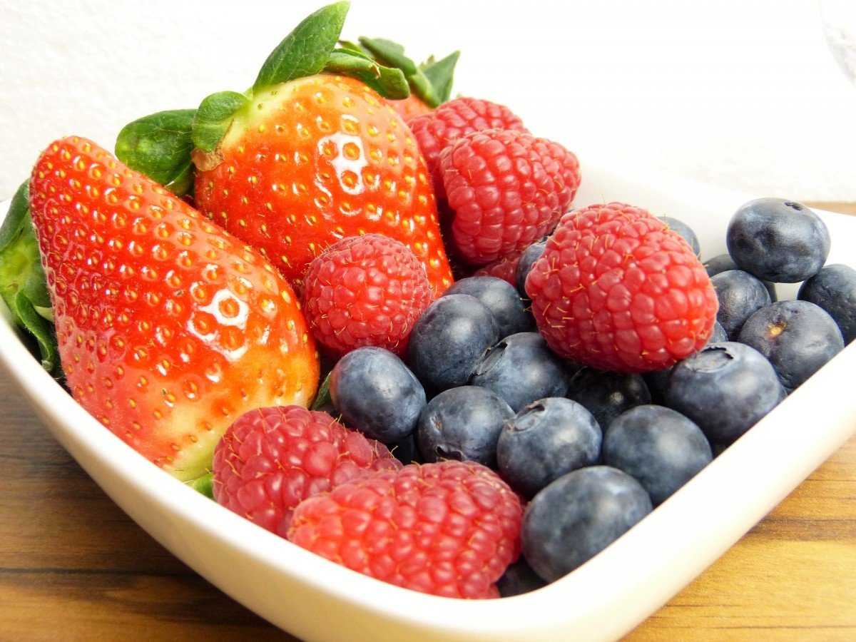 fruit_frisch_strawberries_blueberries_raspberries_vitamins_healthy_nature-1193685.jpg!d