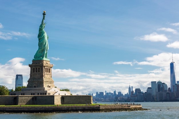 statue-liberte-toits-ville-new-york-usa_268835-777